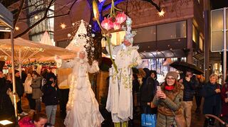 Stelzenläufer bei der Eröffnung des Weihnachtsmarkts in Mannheim.