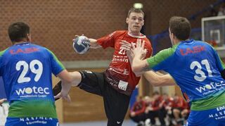 Heddesheims Leon Dennhardt sucht in dieser Szene die Lücke zwischen den Viernheimern Marcel Deege (li.) und Jonas Boeckly (re.)