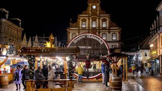 Christian Keller aus Bad Dürkheim ließ das Bad Dürkheimer Riesenfass nachbauen, betreibt es als Speyerer Glühweinfass auf dem Weihnachtsmarkt und schenkt dort Glühwein aus.