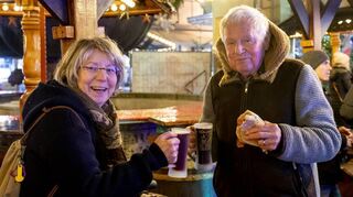 Gerne genießen Claudia und Jens von Wilmsdorff eine Bratwurst und ein Glas Glühwein.