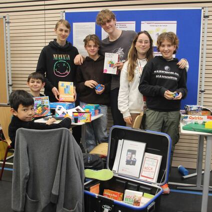 Schülerinnen und Schüler der 9c stellten beim Tag der Begabtenförderung am Lessing-Gymnasium einen „Begabungskoffer“ vor. Er kommt in Kitas und Grundschulen zum Einsatz.