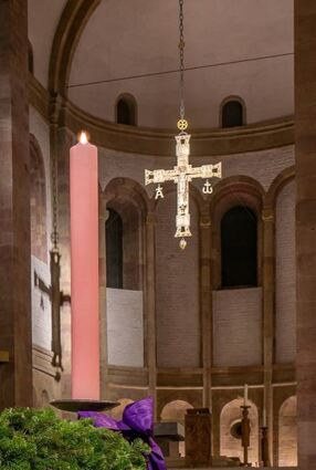 Im Speyerer Dom ist alles vorbereitet für die Adventszeit.