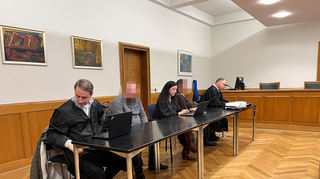 Die Angeklagten Demetrius H. und Tanja H. mit ihren Verteidigern Alexander Kiefer (v.l.), Inga Berg und Matthias Klein.