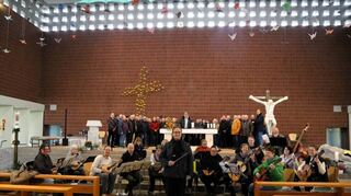 Dirigentin Tatjana Schmitt (Mitte) mit dem 1. Weinheimer Mandolinenorchester und der Chorvereinigung Käfertal und Liederhalle Mannheim.