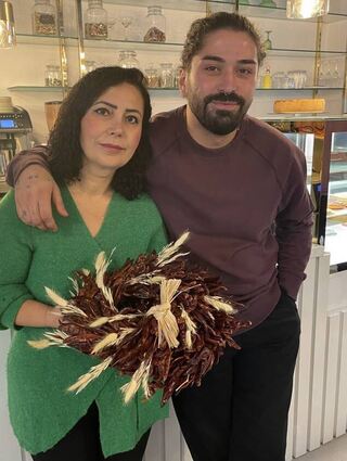 Fulya und Tolunay Sahin von „La Petite – Fleur au Café“ mit einem Kranz aus getrockneten Peperoni.