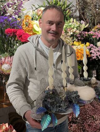 Florian Kußmann von „Fiori“ mit einer länglichen Version und gedrehten Kerzen.