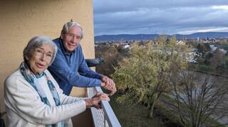 Die Eheleute Sigrid und Martin Heiselbetz feiern am Mittwoch Eiserne Hochzeit. Das Bild zeigt sie auf dem Balkon ihrer Wohnung in der Mozartstraße.
