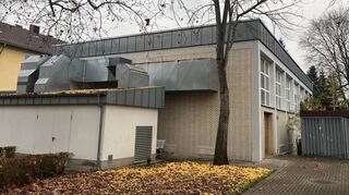 Herbststimmung am Volkshaus in der Rheingoldstraße. In der Mehrzweckhalle im Ortskern findet Sportunterricht für zwei Schulen statt.