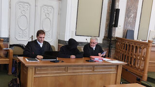 Unfallfahrer Arif A. mit seinen Verteidigern Maurice Weidhaas (l.) und Rüdiger Weidhaas.