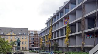 Auf der Fläche des N2-Parkhauses (r.) soll der Neubau der Stadtbücherei entstehen. Vorgesehen ist dabei auch, den Dalbergplatz neu zu gestalten.