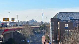 Die Hochstraße (links) verläuft dicht am Kreishaus vorbei.