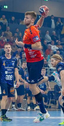 Steven Plucnar (Mitte) erzielte für die Löwen fünf Treffer gegen Kristianstad.