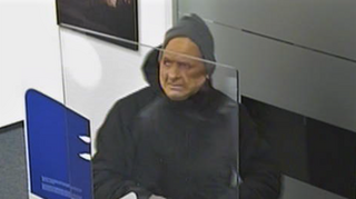 Der unbekannte Bankräuber auf der Videoaufzeichnung.