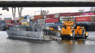 Da schwimmt es davon zur Verschrottung: Das Landungsboot „Zander“ (l.) wird von der Schute OHF 207 längsseits genommen und abtransportiert.