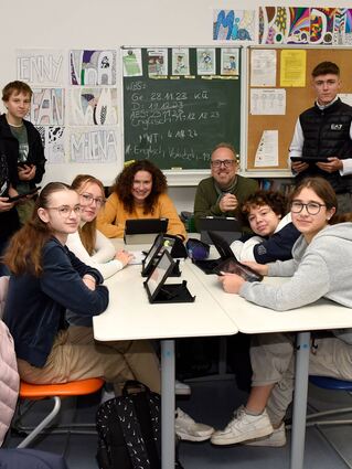 Schulbesuche gehören für Bürgermeister Dirk Grunert (hinten am Tisch, r.) zum Alltag – wie hier an der Kerschensteiner Gemeinschaftsschule auf der Schönau.