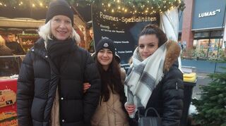 Die Kolleginnen Birgit (v.l.), Nisa und Giuliana verbringen ihre Mittagspause auf dem Weihnachtsmarkt. Sie haben einen Adventskalender auf der Arbeit.