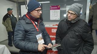 Bahnkunde Ekkehard Rein (r.) informiert sich am DB-Infomobil bei Sascha Giampapa, wie die Busse während der Streckensperrung fahren.