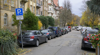 Schilder weisen auf Parkausweise hin: In der Heidelberger Weststadt gilt schon lange das Anwohnerparken.
