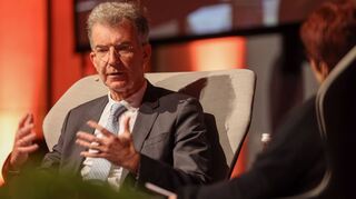 Diplomat Dr. Christoph Heusgen beim Wirtschaftsforum der Vereinigten VR Bank Kur- und Rheinpfalz: „Deutschland muss jetzt Führung und Verantwortung übernehmen“, so seine klare Forderung.