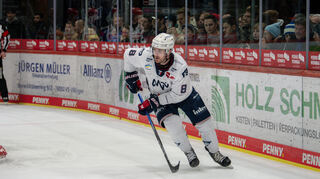 Jordan Murray (Adler Mannheim #8) beim Aufbau beim Spiel in der Penny DEL, Schwenninger Wild Wings (blau) - Adler Mannheim (weiss)