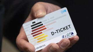 Das Deutschlandticket als Job-Ticket erhalten Mitarbeitende der Gemeinde Edingen-Neckarhausen auf Antrag. Dann zahlen sie nur 20 Euro im Monat.