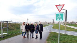 (V.l.) Eigenbetriebsleiterin Stadtraumservice Alexandra Kriegel, Bürgermeister Ralf Eisenhauer, OB Christian Specht, Erste Bürgermeisterin Diana Pretzell, BUGA 23-Geschäftsführer Michael Schnellbach bei der Übergabe der ersten Spinelli-Flächen nach der BUGA.