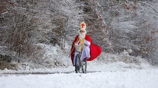 Passend zum 1. Advent: Ein Nikolaus fährt im Landkreis Biberach durch die verschneite Landschaft.