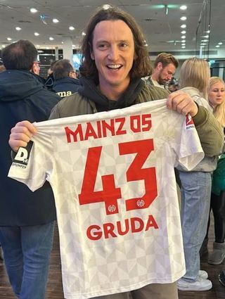 Jugendtrainer Gabriel Cordero mit einem Shirt seines Ex-Spielers.