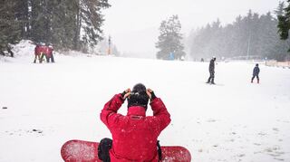 Auch auf der Wasserkuppe in der hessischen Rhön liegt Schnee.