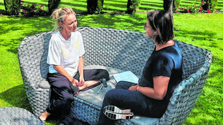 Sabine Mußler (l.) und Hündin Marly bei der Sprachaufnahme im Garten des Weinguts, im Schatten der Zypressen-Allee.