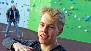 Yannick Nagel macht Aufwärmübungen für Finger und die Unterarme. Hinten: Vater Klaus Nagel.