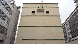 So sieht der Bunker in Blickrichtung Rathaus-Center aus. Am 8. Dezember wird er versteigert.