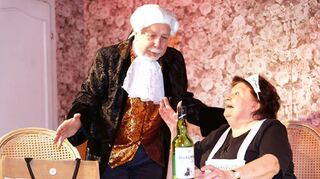 Balduin (Gerhard Hasch) muss als Geist Theatern in Not helfen. Gerufen hat ihn Haushälterin Agathe (Marie-Louise Mott).