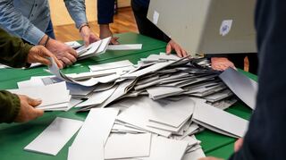 Eine Wahlurne wird ausgeleert: In Mannheim werden die ersten Ergebnisse der Kommunalwahl nicht mehr am Sonntag bekanntgegeben.