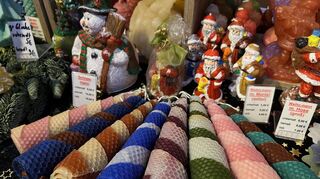 Kunsthandwerk aus Wachs gab es auf dem Heddesheimer Weihnachtsmarkt 2023.