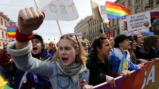 Menschen demonstrieren in St. Petersburg für die Rechte queerer Menschen im Land.