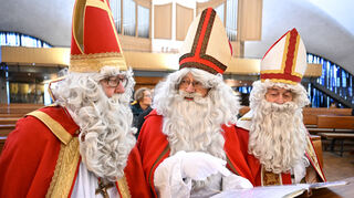 Bischofsmütze und roter Mantel: Das sind die typischen Attribute des Nikolaus.