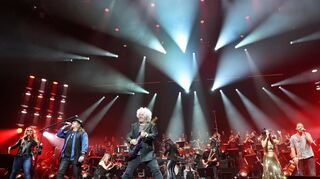 Großes Finale bei der Night of the Proms in der Mannheimer SAP-Arena zu Totos „Hold The Line“: Anastacia (v.l.), Joseph Williams, Steve Lukather, Aura Dione und James Morrison,