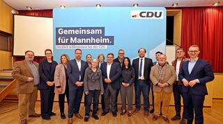 CDU-Kreisverband Mannheim beschließt die Liste für Kommunalwahl. Die ersten 15 Gelisteten stehen zum Gruppenbild zusammen.