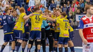 So sehen Sieger aus: Die Löwen-Spieler feiern endlich mal einen Sieg in Hamburg.