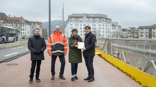 Förderzusage übergeben (v.l): Kai Zumkeller, Peter Hofbauer, Regierungspräsidentin Sylvia Felder und Erster Bürgermeister Jürgen Odszuck.