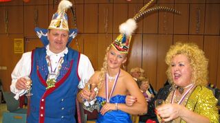 <p>Schunkelrunde: Das Stadtprinzenpaar mit Elke Stahl-Burhan bei der Seniorenfasnacht im Kurpfalz Treff.</p>