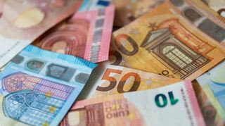 Die Bauwerke auf den aktuellen Euro-Banknoten sind Fantasie-Entwürfe. Künftig soll das Design realistischer werden.