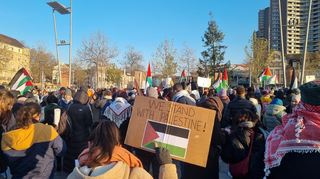 Die Teilnehmer der Demonstration am Sonntagnachmittag fordern ein Ende des Krieges und Gerechtigkeit für alle Menschen.