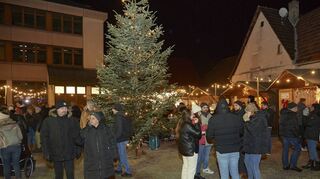 Der Weihnachtsbaum auf dem Platz hinter dem Rathaus war ein beliebter Treffpunkt.