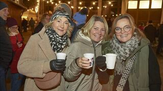Michaela (v.l.), Diana und Tabea genießen die Zeit auf dem Weihnachtsmarkt.