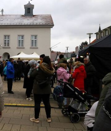 Der Rathausplatz in Wallstadt war voll von Besuchern.