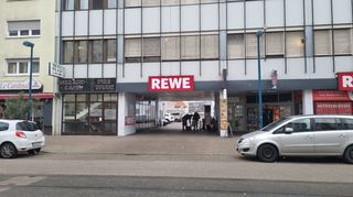 Tatort in der Relaisstraße: Hier ist ein Mann in der Nacht auf Samstag angeschossen worden.