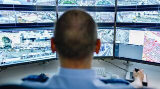 So sah die Überwachung zum Start des Projekts im Mannheimer Polizeipräsidium 2018 aus. Am Ende aber sollen alle Monitore schwarz sein – und nur einzeln anspringen, wenn die Algorithmen Alarm schlagen.