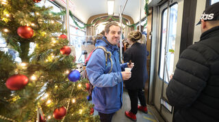 Im Innenraum der Mannheimer „Lebkuchen-Bahn“ gab es kostenlosen Glühwein, Punsch und Lebkuchen für die Fahrgäste.